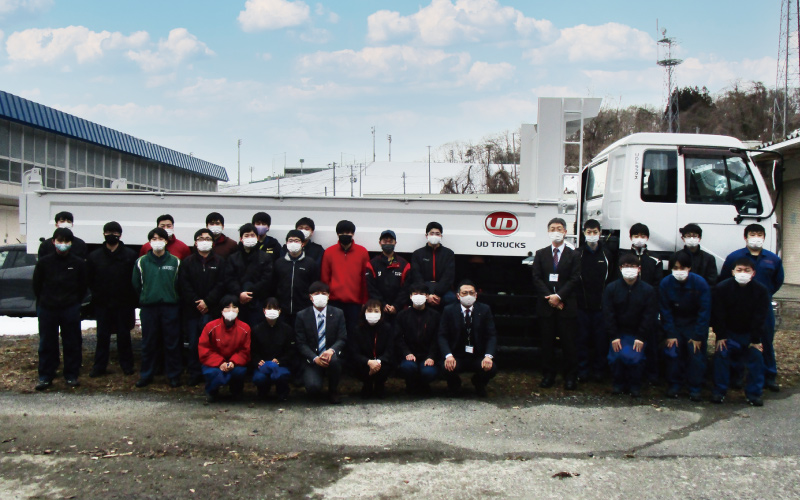 地域貢献の活動写真：岩手県立千厩高等技術専門校へ教材車両寄贈